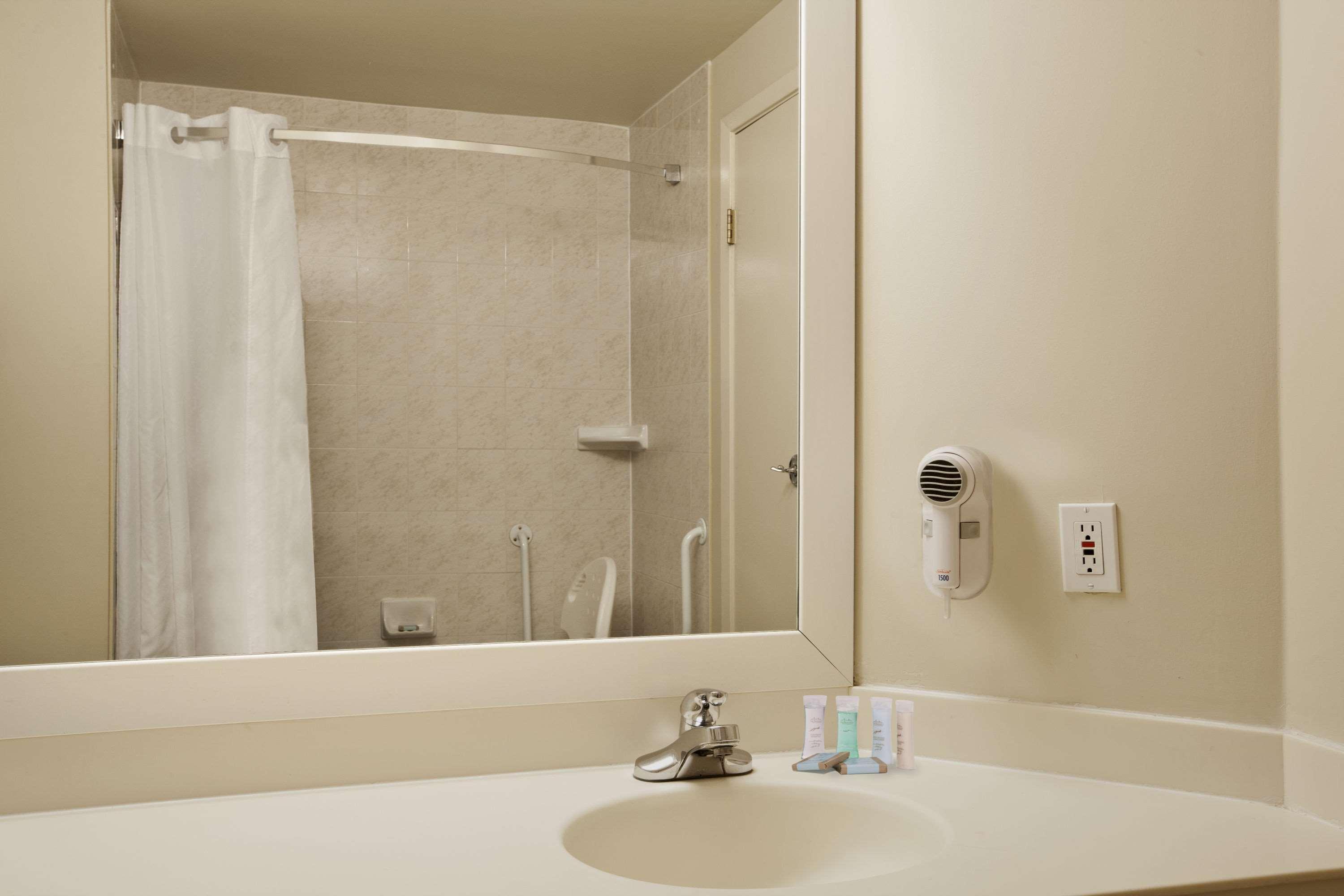 Travelodge By Wyndham Ottawa West Kültér fotó